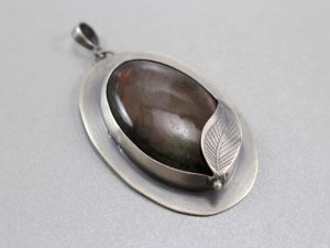 chileart biżuteria labradoryt różowy srebro wisior liść